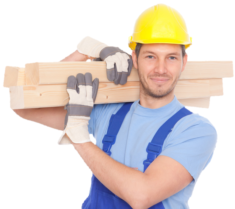 Handwerker mit Bauhelm tr&auml;gt Holzbalken f&uuml;r den Aufbau eines Carport Bausatzes